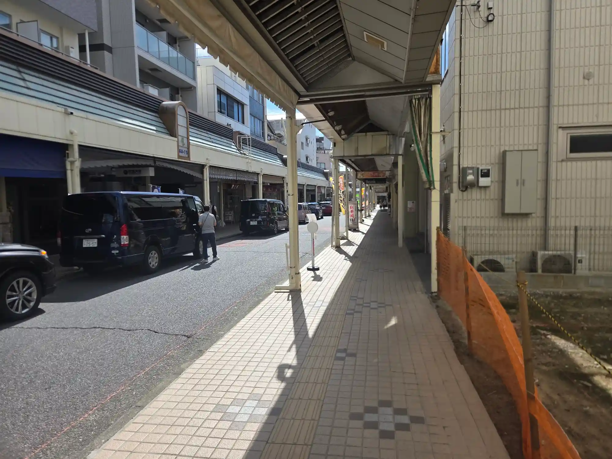大口駅周辺の商店街で、アーケードの下に続く歩道。屋根があるので雨の日も濡れずに買い物できる