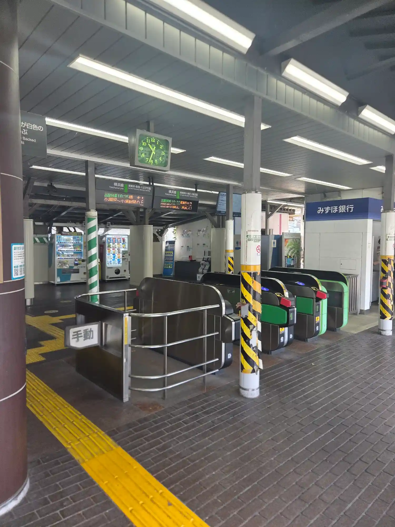 JR横浜線大口駅の改札口。自動改札が並び、上に新横浜・八王子方面と東神奈川・横浜方面の発車案内がある