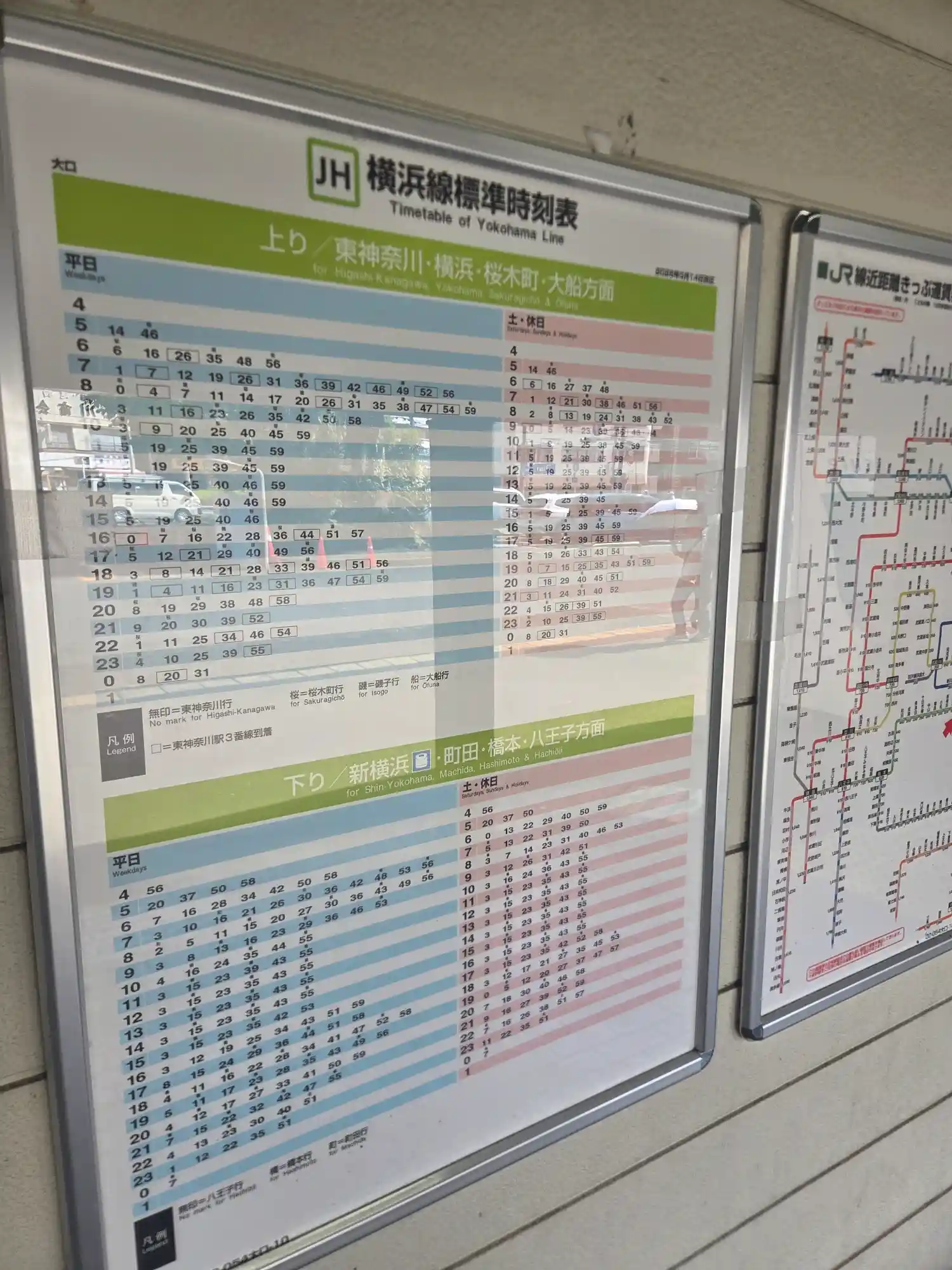 大口駅に貼られたJR横浜線の時刻表。平日の朝は東神奈川・横浜方面の列車が数分おきに出ている