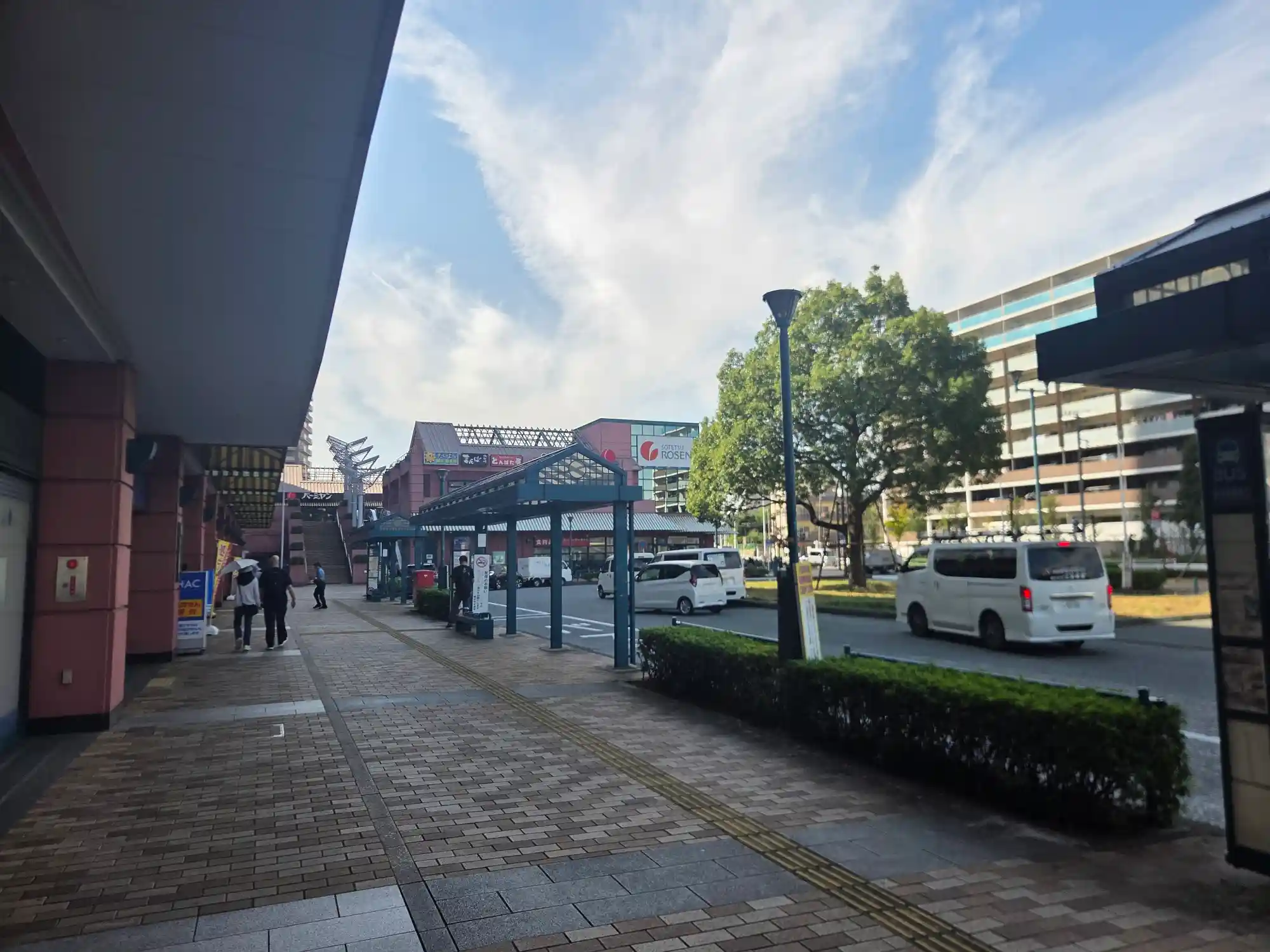 新子安駅前、オルトヨコハマの店舗沿いの歩道。ファミリーレストランやそば店、スーパーの看板が並ぶ