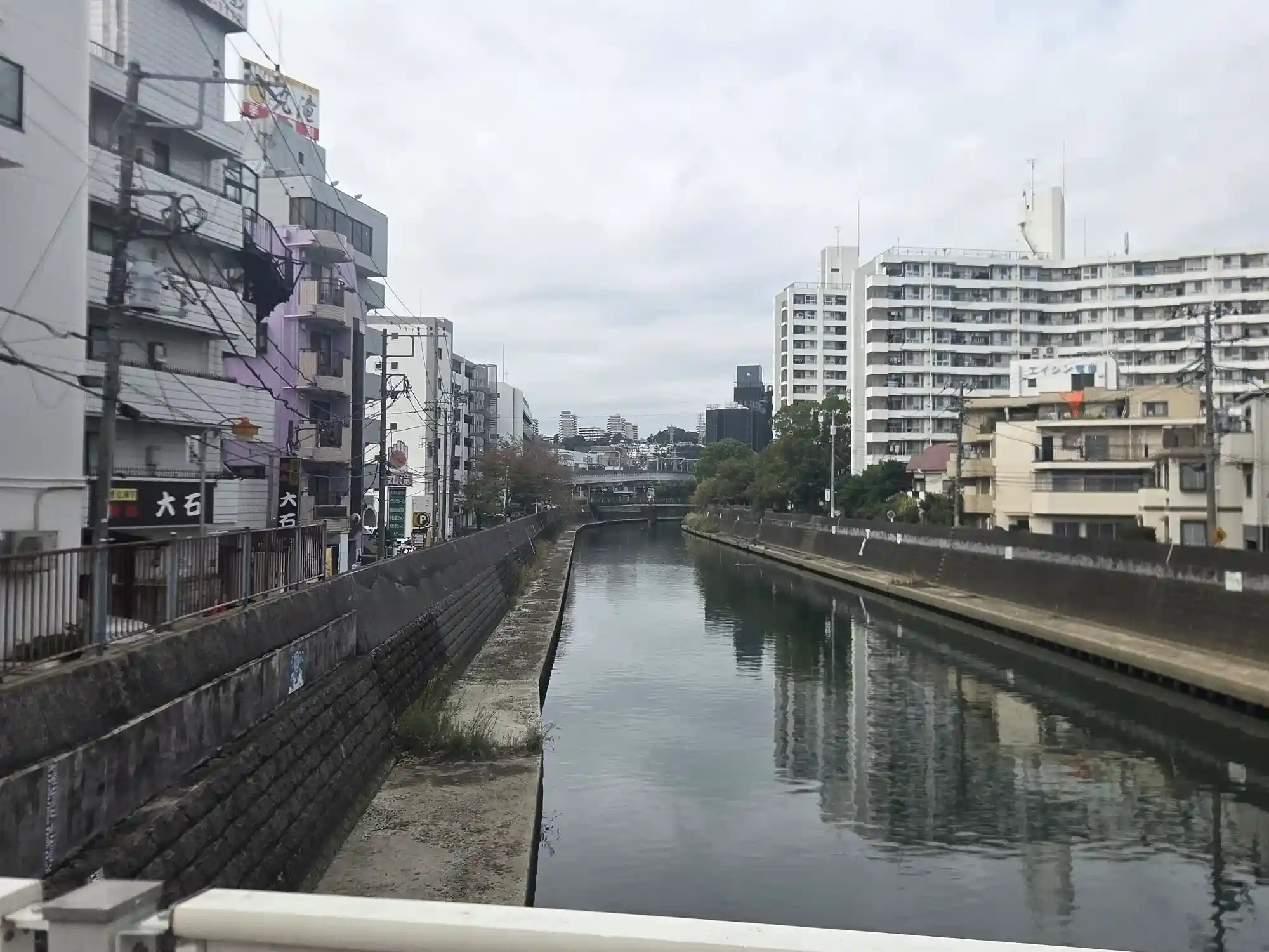 天王町駅近くを流れる川。コンクリートの護岸に沿ってマンションや飲食店が建ち並ぶ