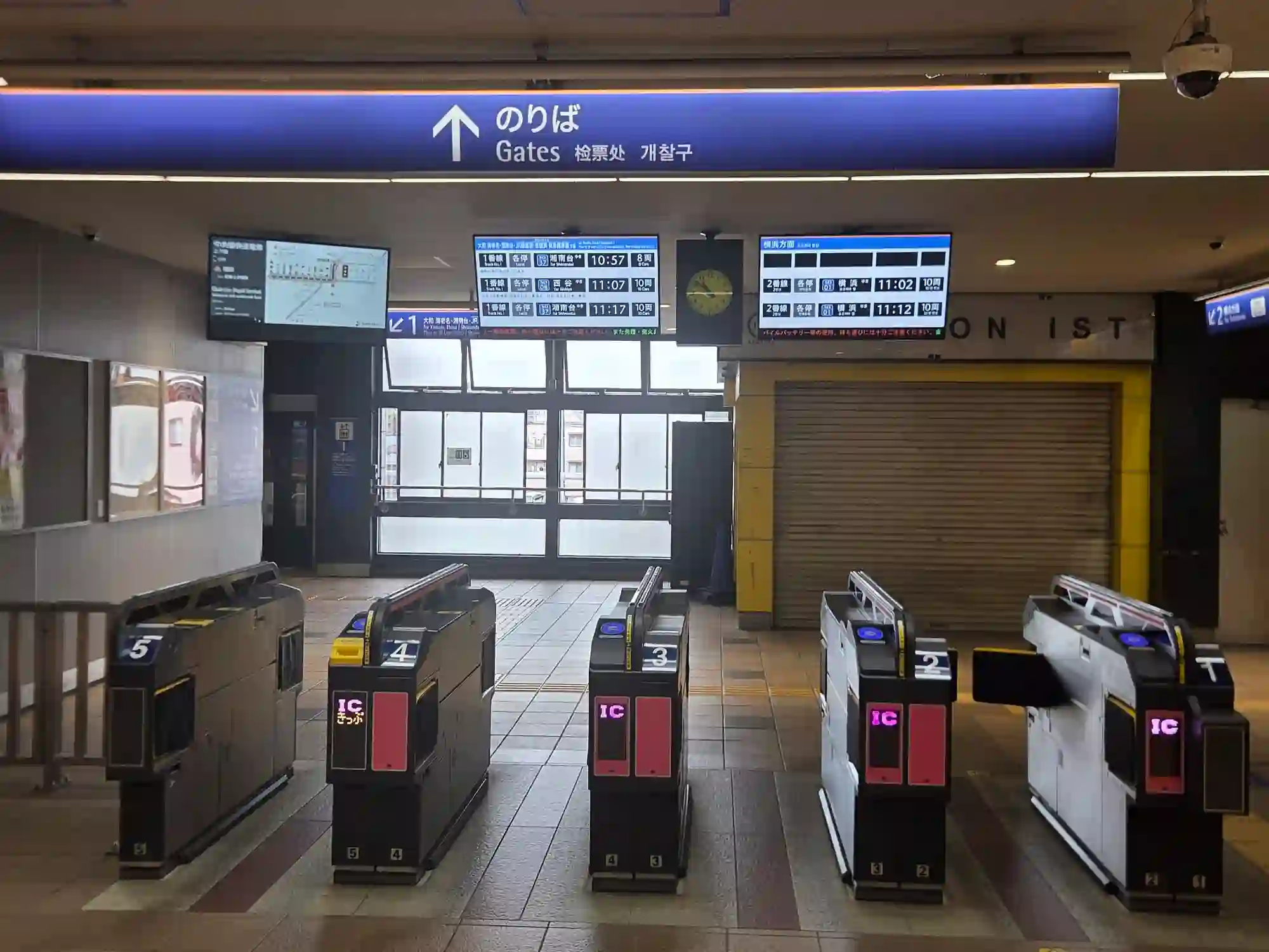 和田町駅の改札と発車標。表示はすべて各停で、日中の横浜方面は10分おきに発車している